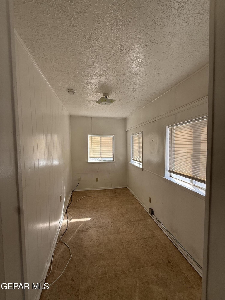 1526 Yandell Drive - Photo 3