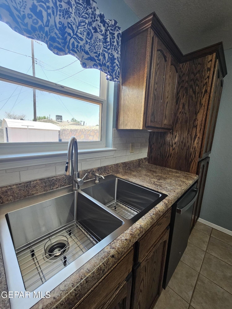 5644 Prince Edward Avenue - Photo 13