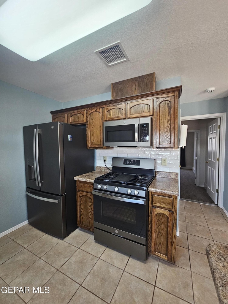 5644 Prince Edward Avenue - Photo 14