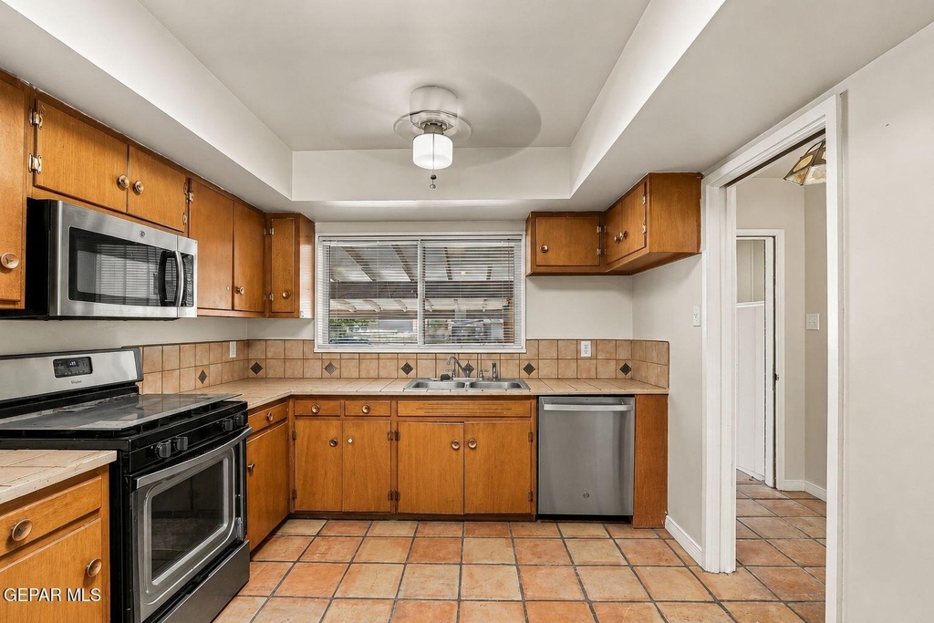4233 Hampshire Lane - Photo 11