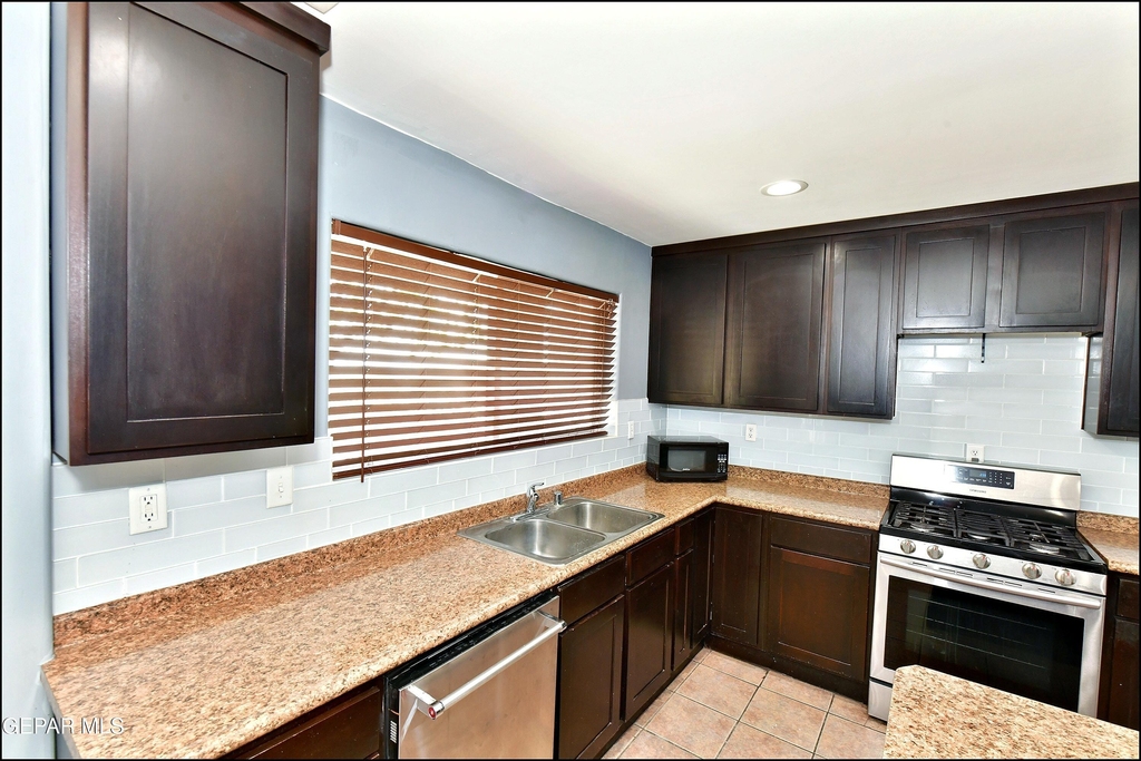 6372 Franklin Ridge Drive - Photo 12
