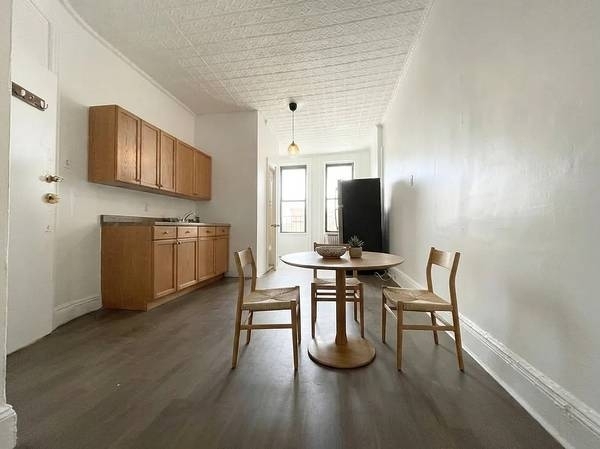 466 Seneca Avenue - Photo 2