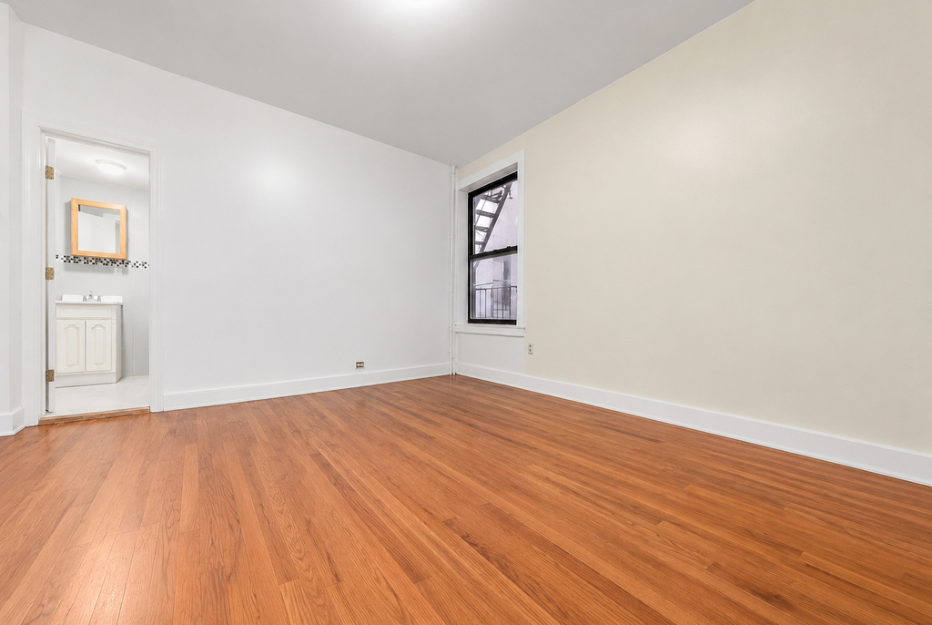 666 Hancock Street - Photo 0