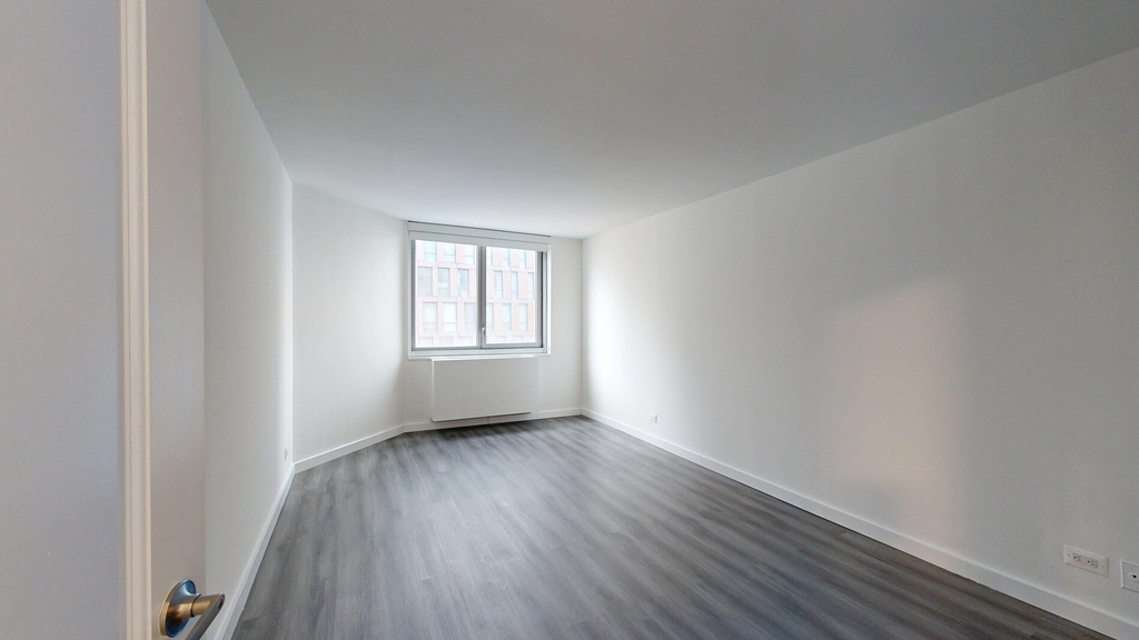 401 E 34th St - Photo 3