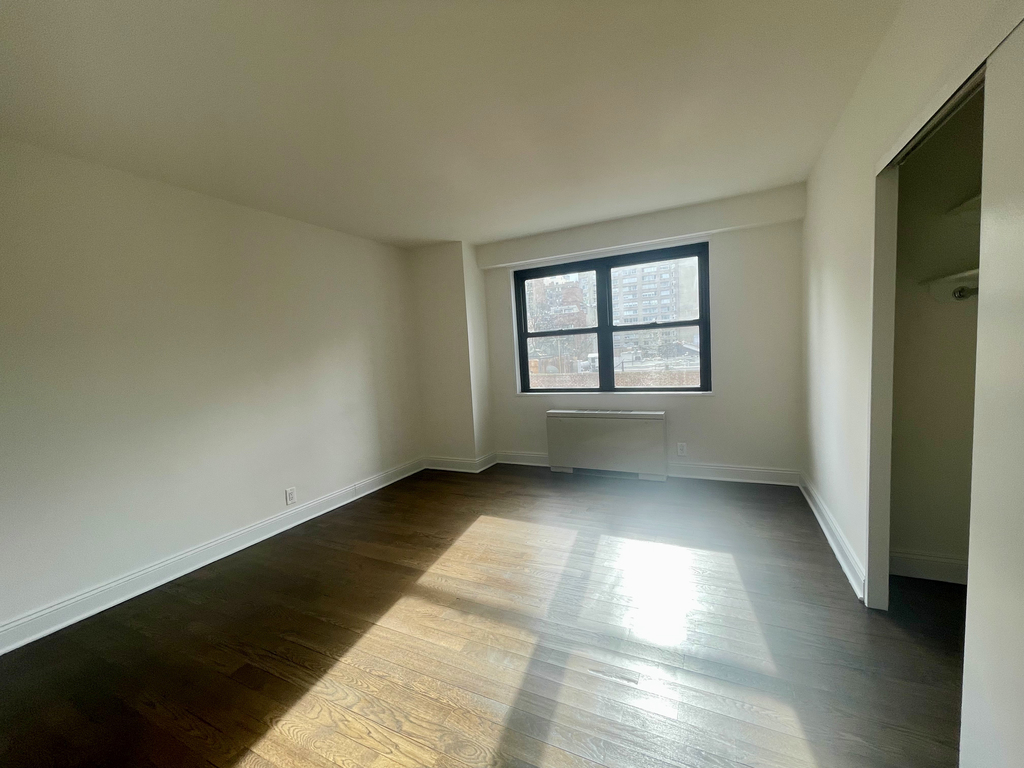East 89th St - Photo 8
