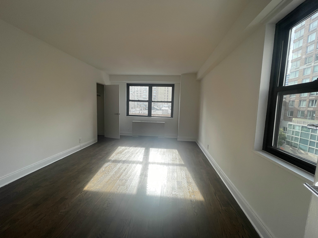 East 89th St - Photo 7