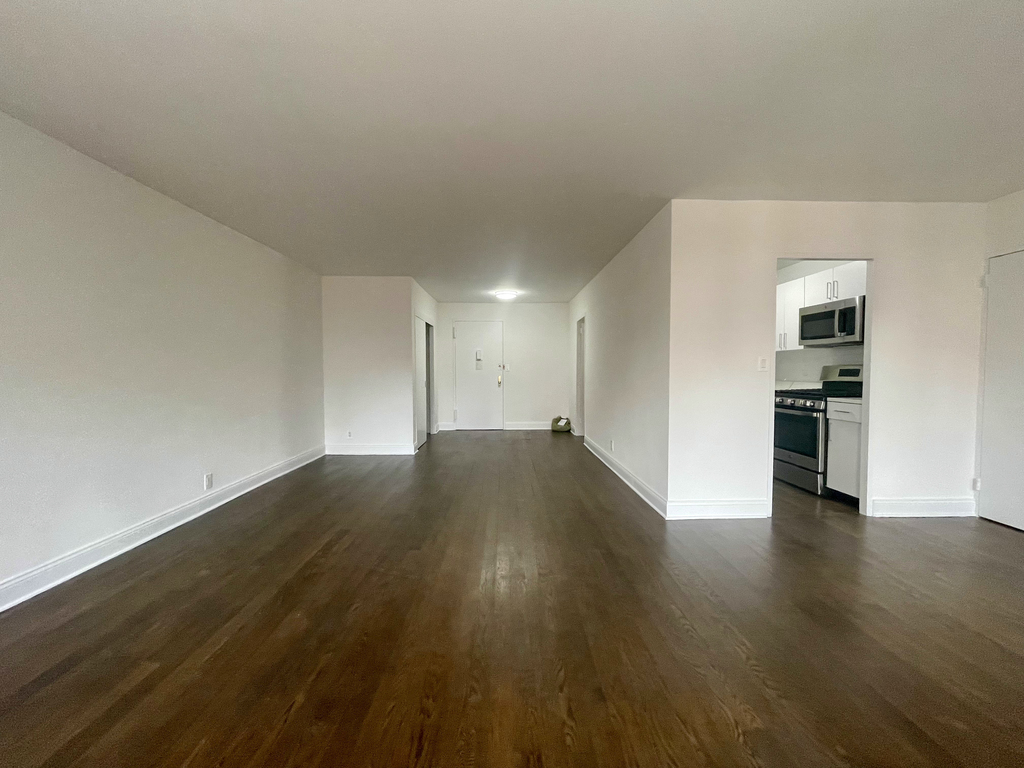 East 89th St - Photo 4