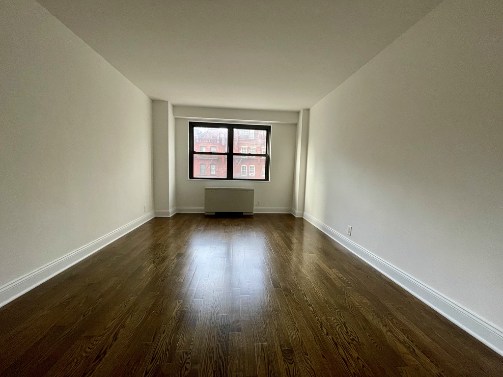 East 89th St - Photo 9