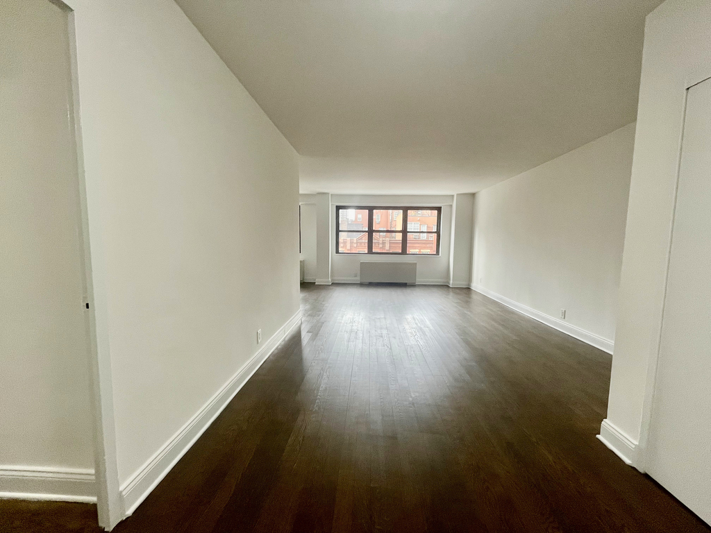 East 89th St - Photo 3