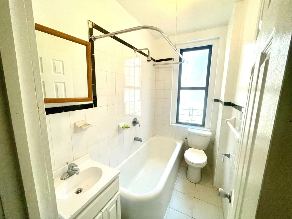 2511 Cruger Avenue - Photo 2