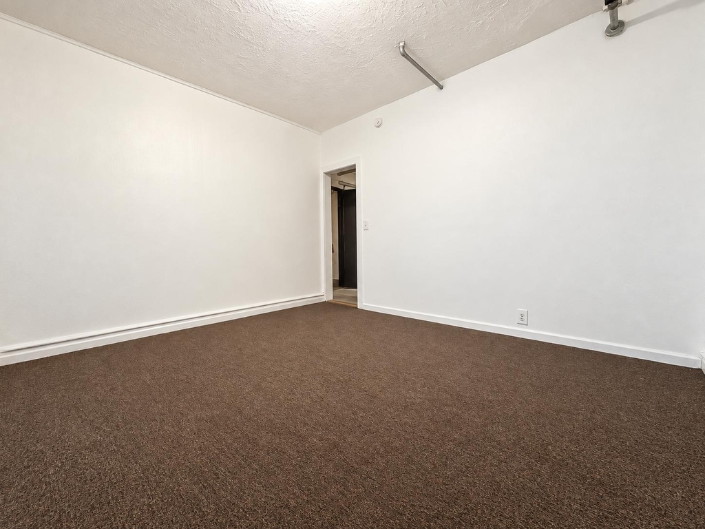 2511 Cruger Avenue - Photo 3