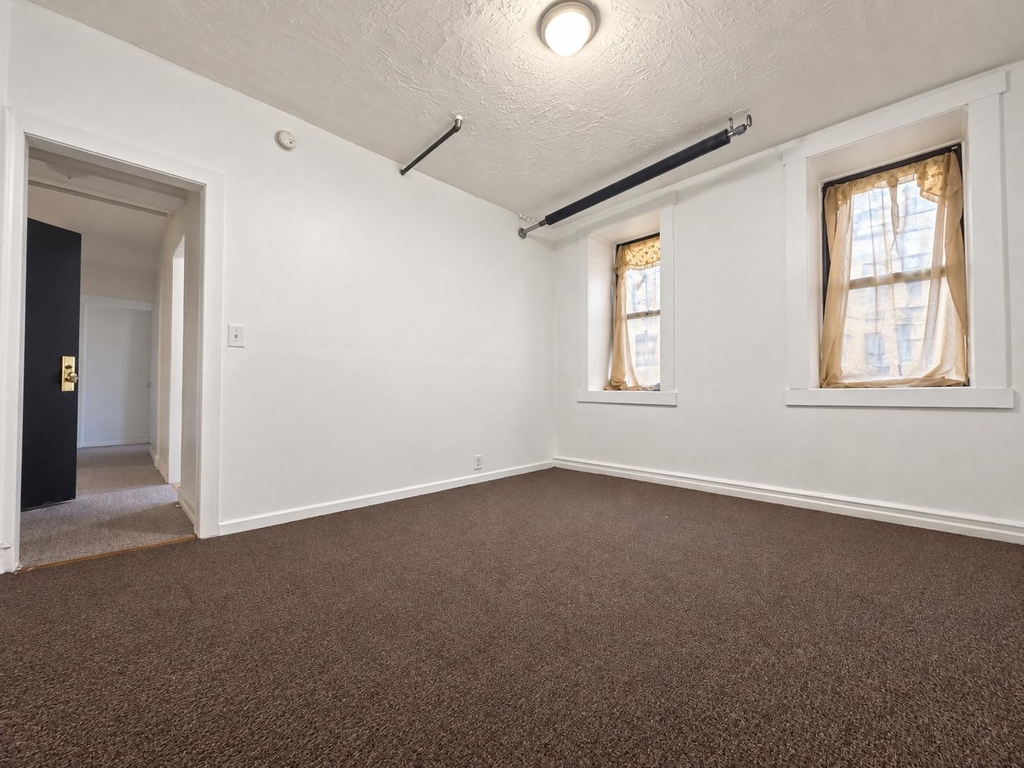 2511 Cruger Avenue - Photo 2
