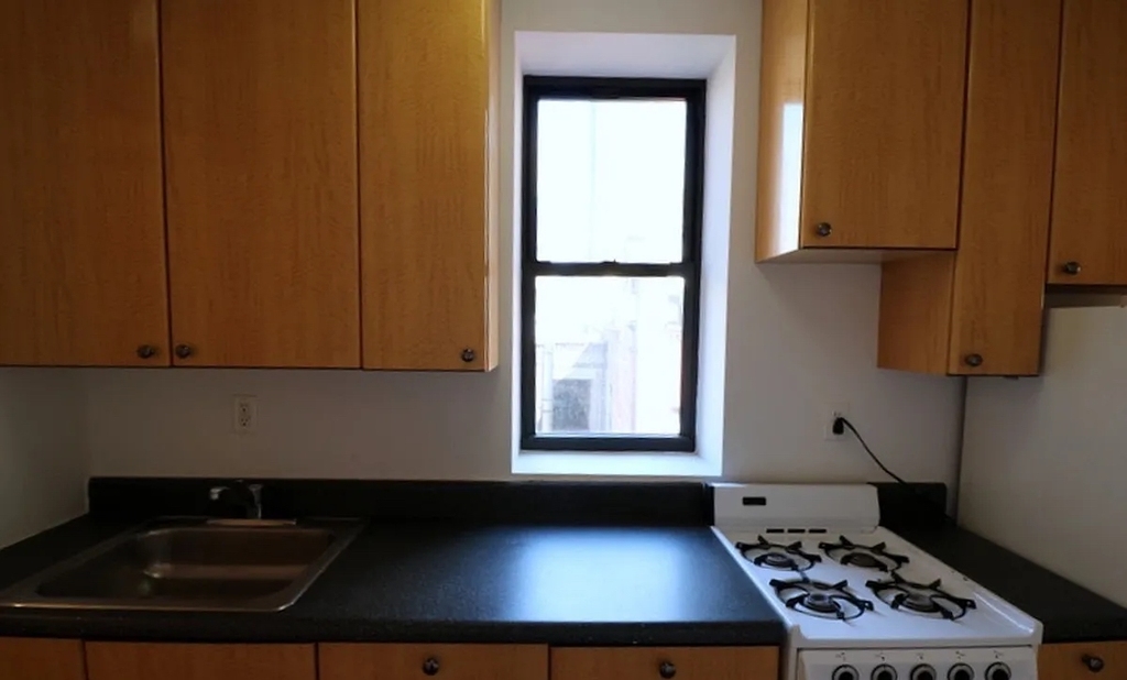 West 51st Street - Photo 9