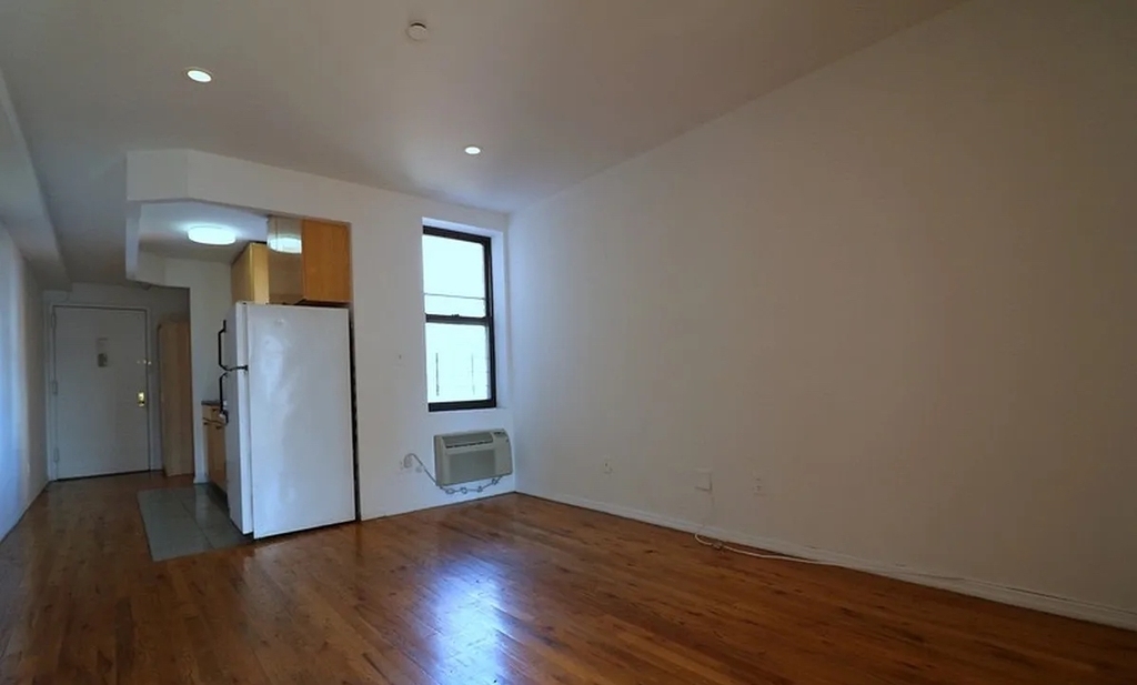 West 51st Street - Photo 7