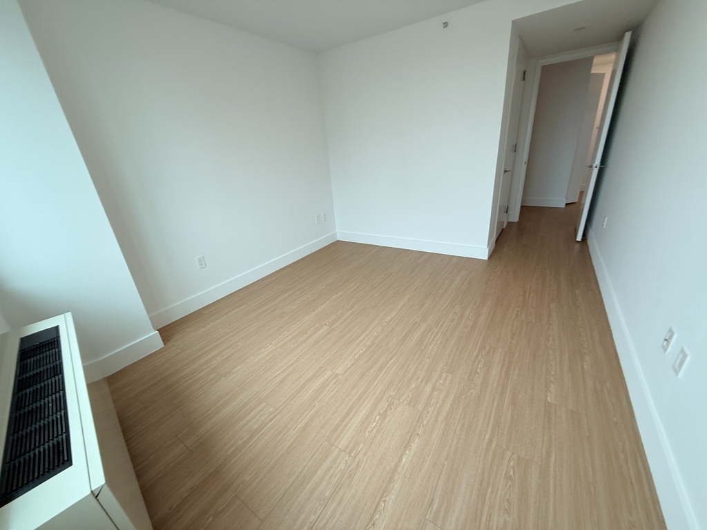 4705 Center Boulevard - Photo 3