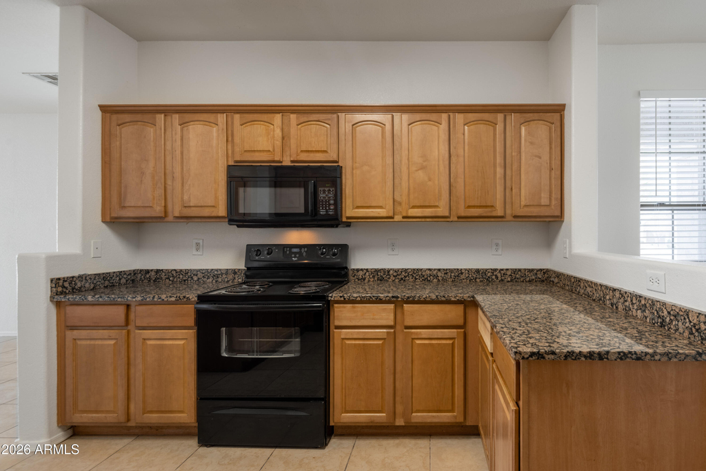 36496 W Pampoloma Avenue - Photo 10