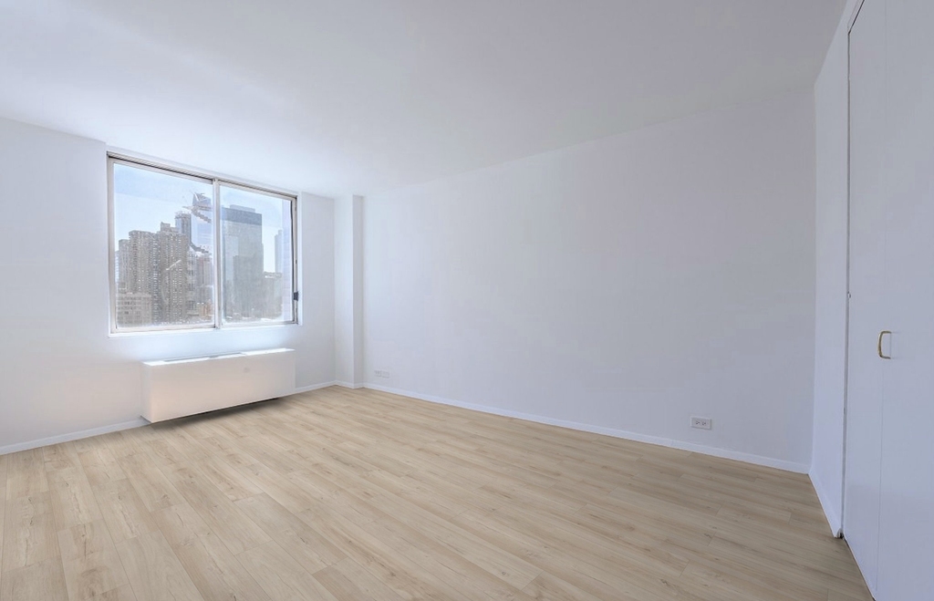 350 West 50th Street - Photo 2