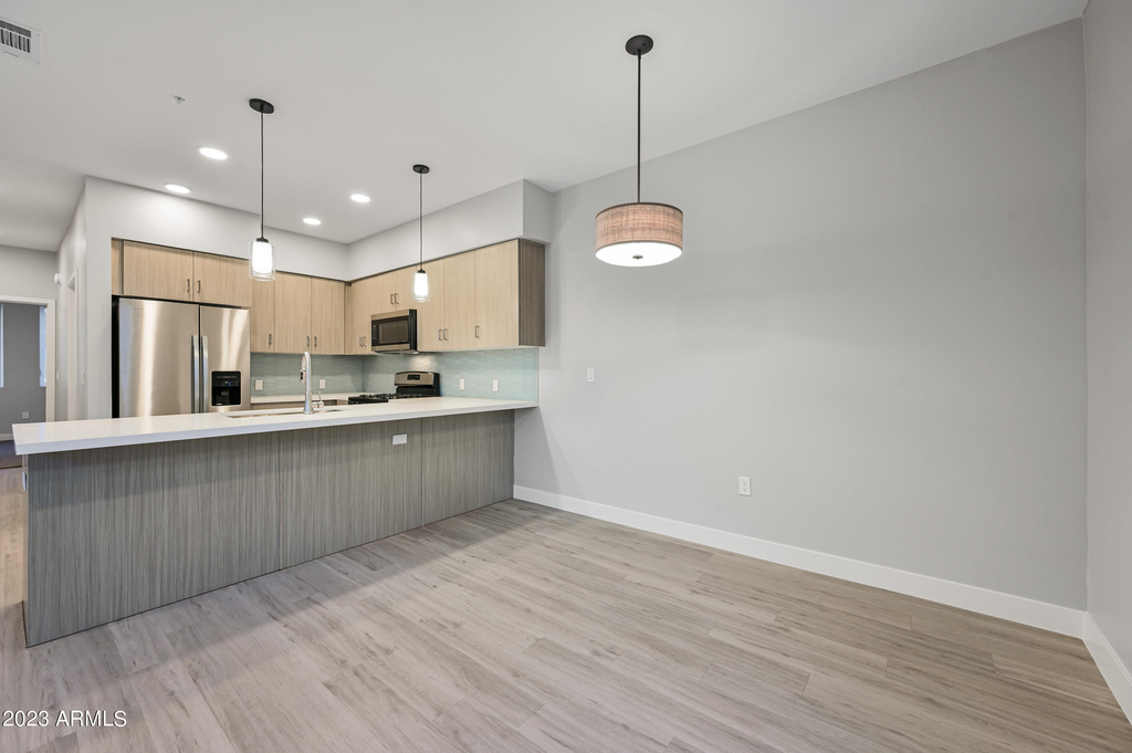 1023 W 5th Street - Photo 5