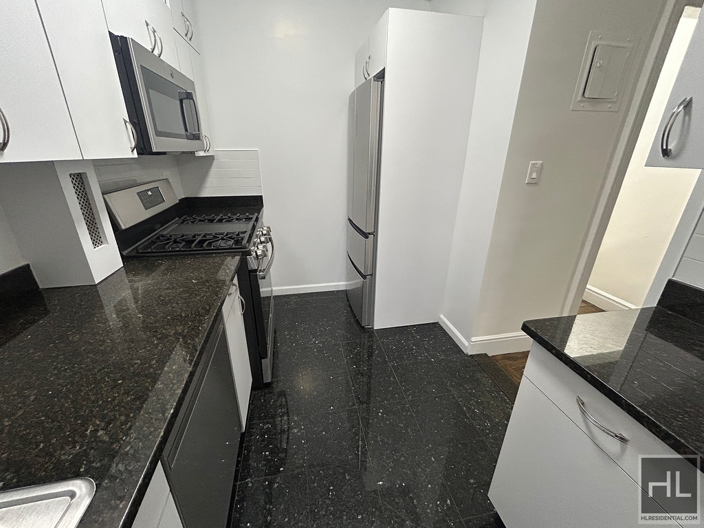 West 12 Street - Photo 4
