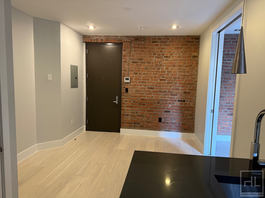 Stanton Street - Photo 1
