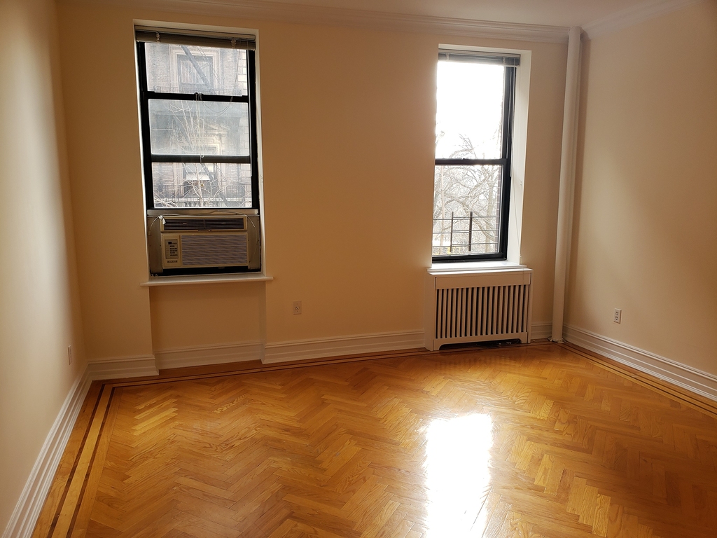 Riverside Drive - Photo 1