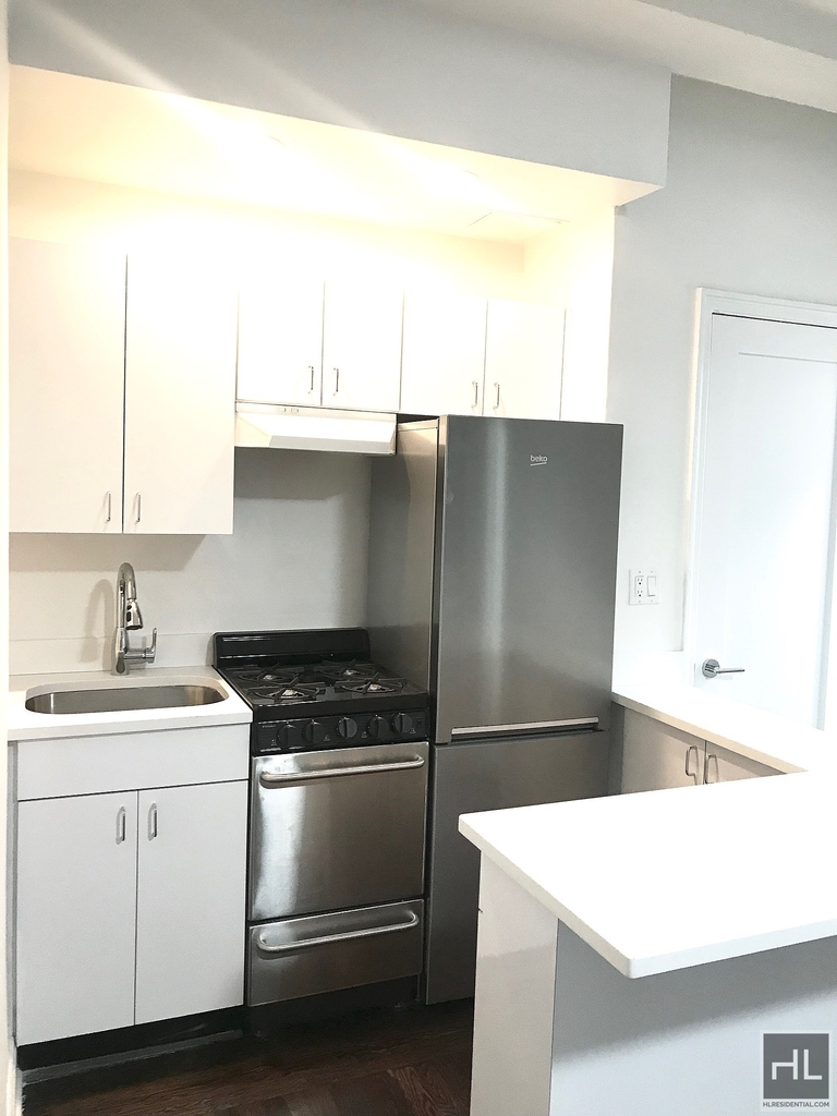 East 46 Street - Photo 2
