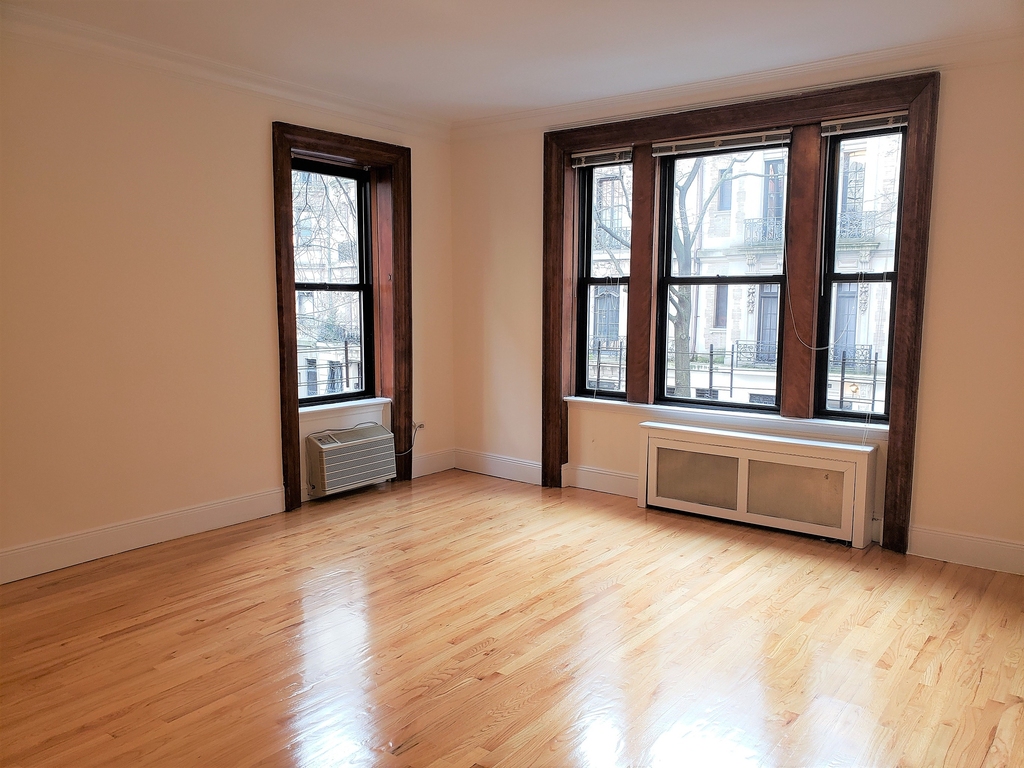 Riverside Drive - Photo 1