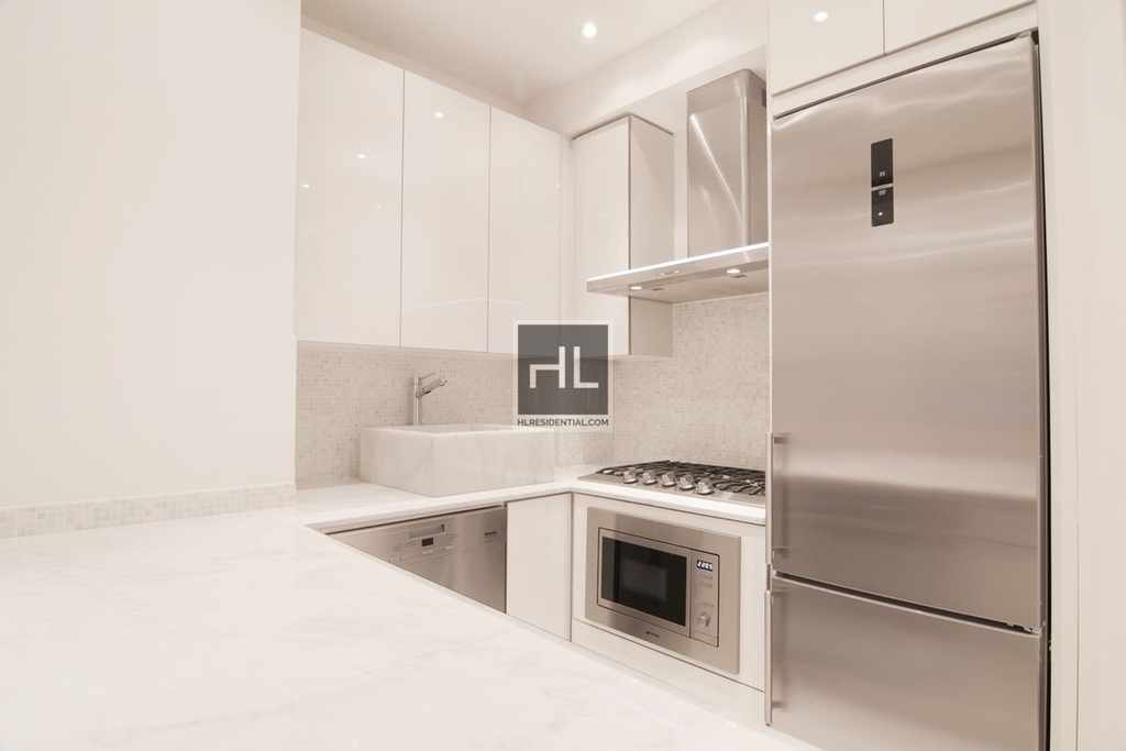 West 58 Street - Photo 3