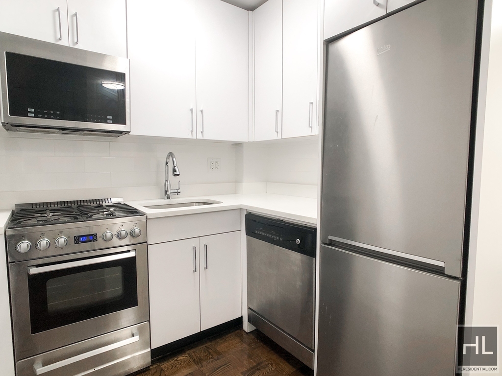 East 55 Street - Photo 2