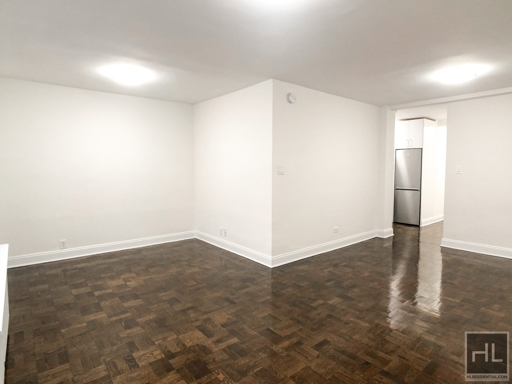 East 55 Street - Photo 1