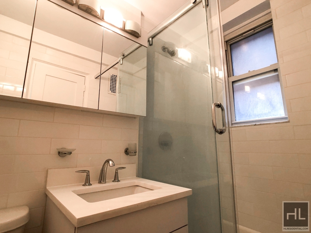East 55 Street - Photo 3
