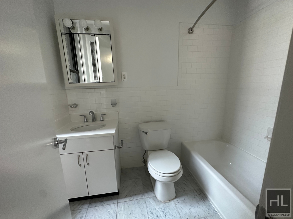 East 46 Street - Photo 4