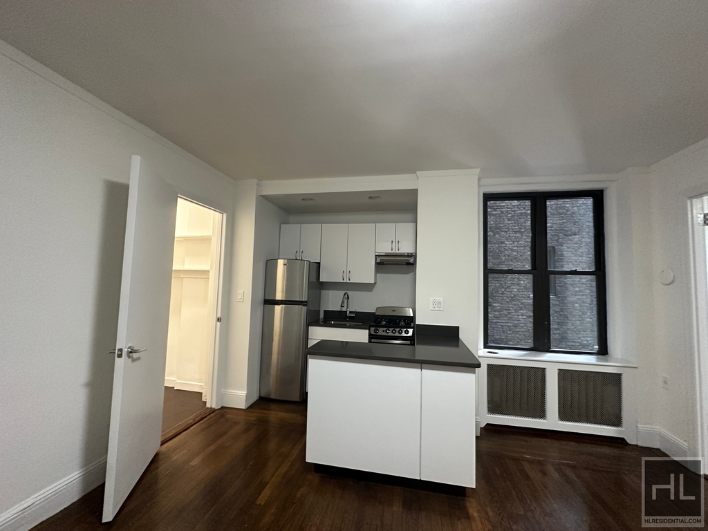 East 46 Street - Photo 1