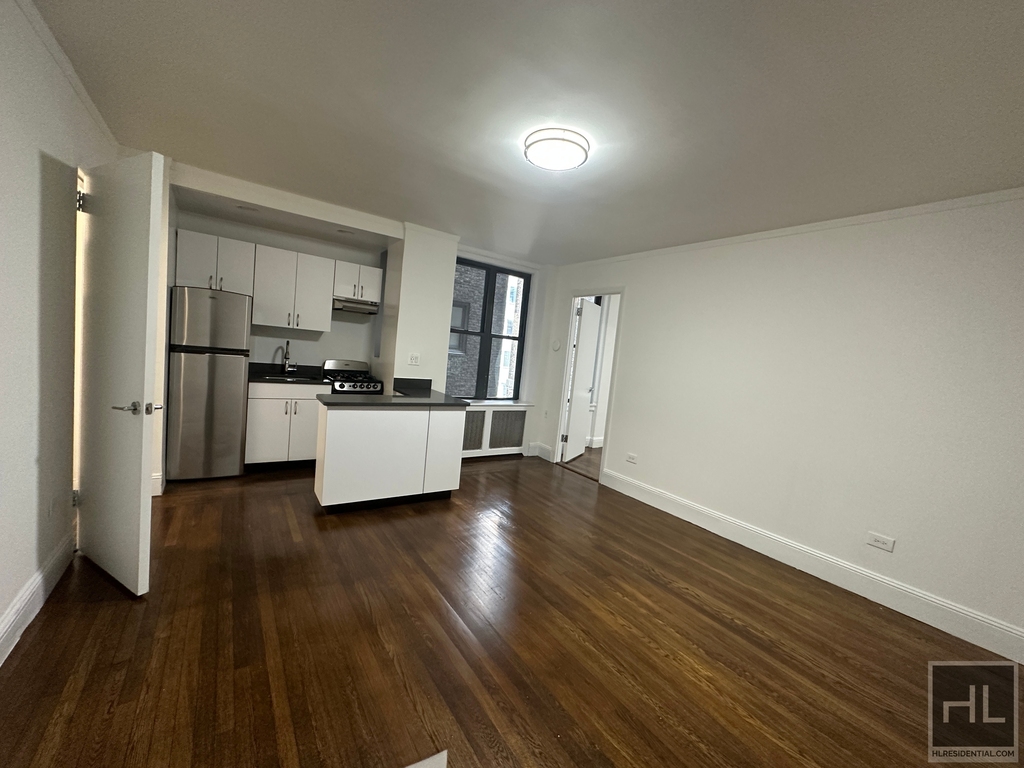 East 46 Street - Photo 0