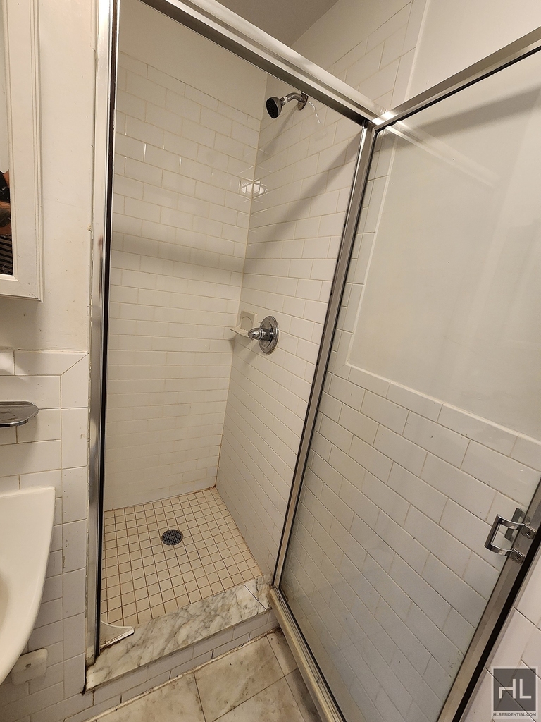 East 65 Street - Photo 4