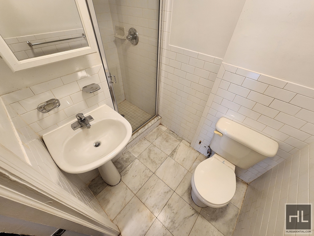 East 65 Street - Photo 3
