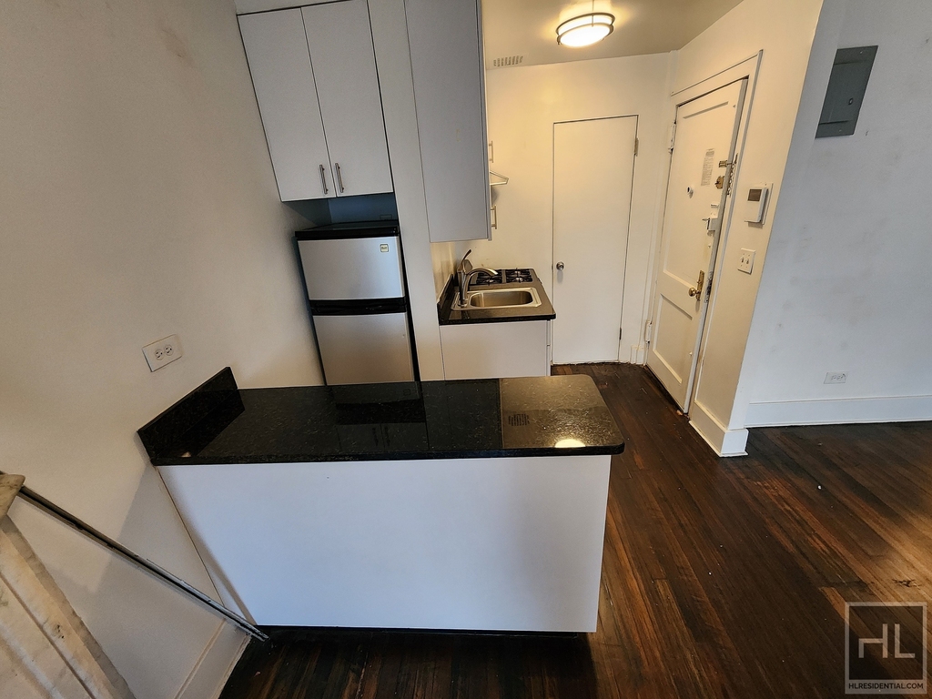 East 65 Street - Photo 1