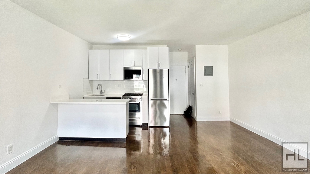 East 65 Street - Photo 1
