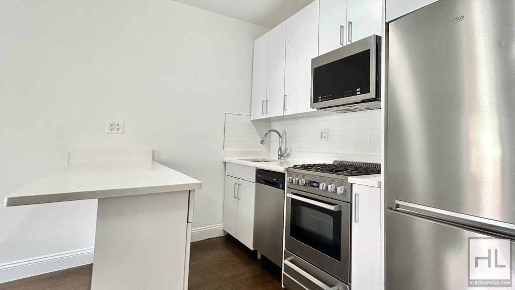 East 65 Street - Photo 2