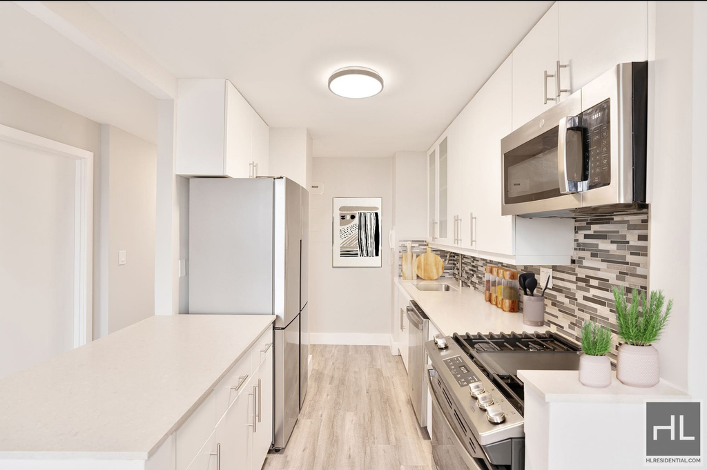 Second Avenue - Photo 2