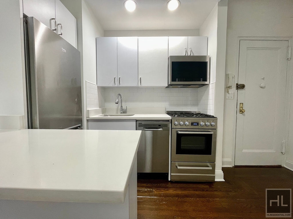 East 46 Street - Photo 0