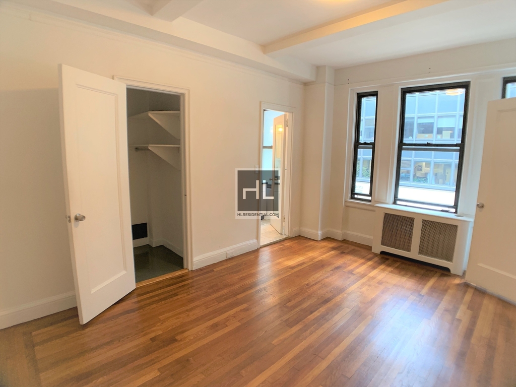 East 46 Street - Photo 2