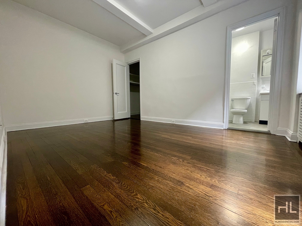 East 46 Street - Photo 1
