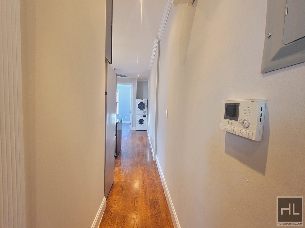 Avenue B - Photo 1
