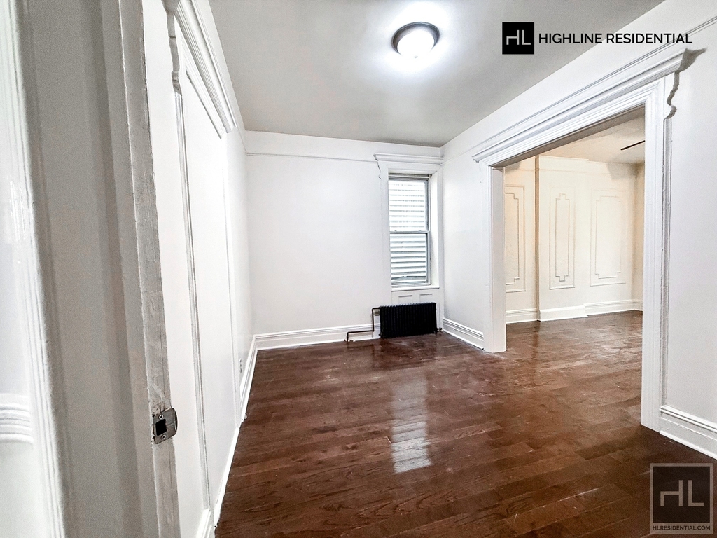 33-19 9 Street - Photo 1