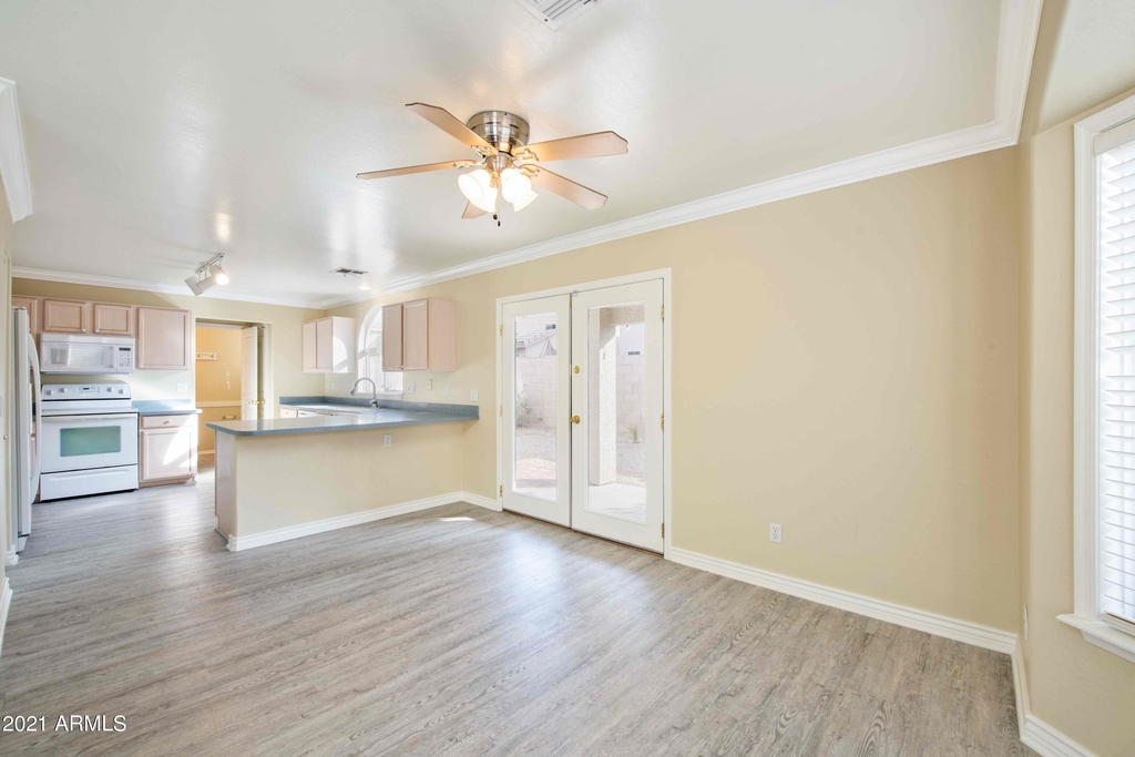 16036 N 11th Avenue - Photo 4