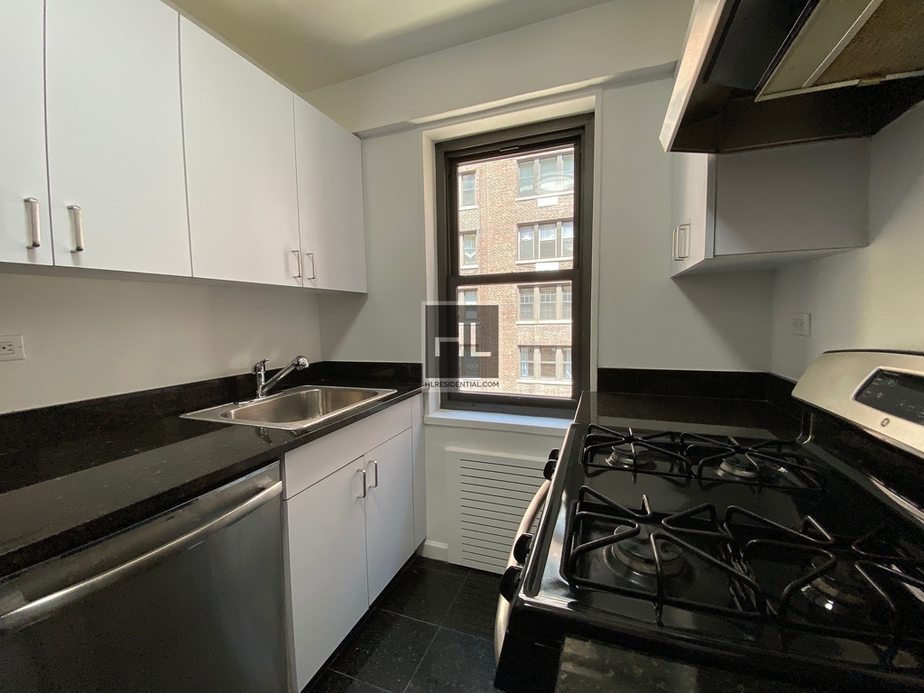 East 56 Street - Photo 2