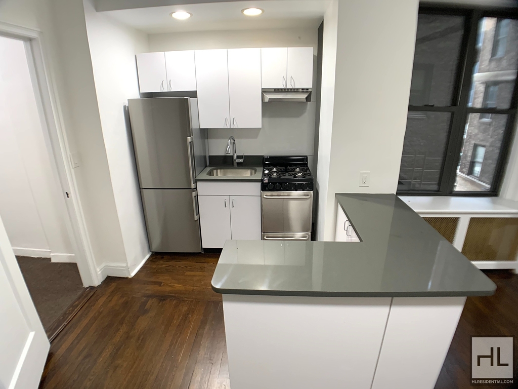East 46 Street - Photo 0