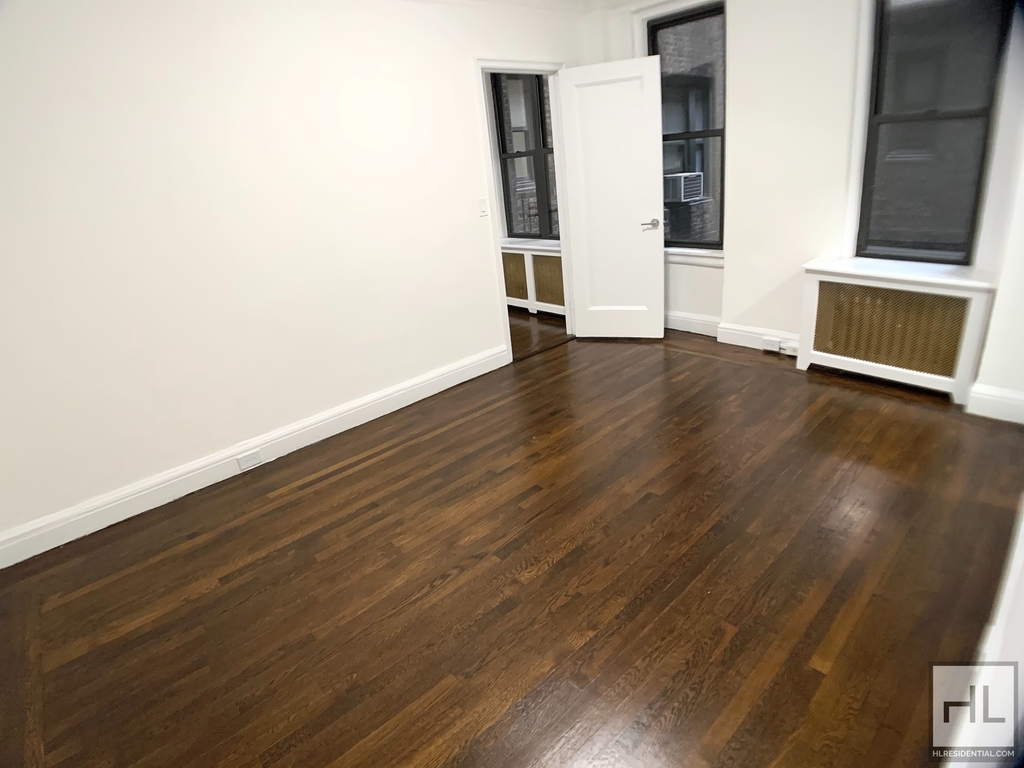 East 46 Street - Photo 5