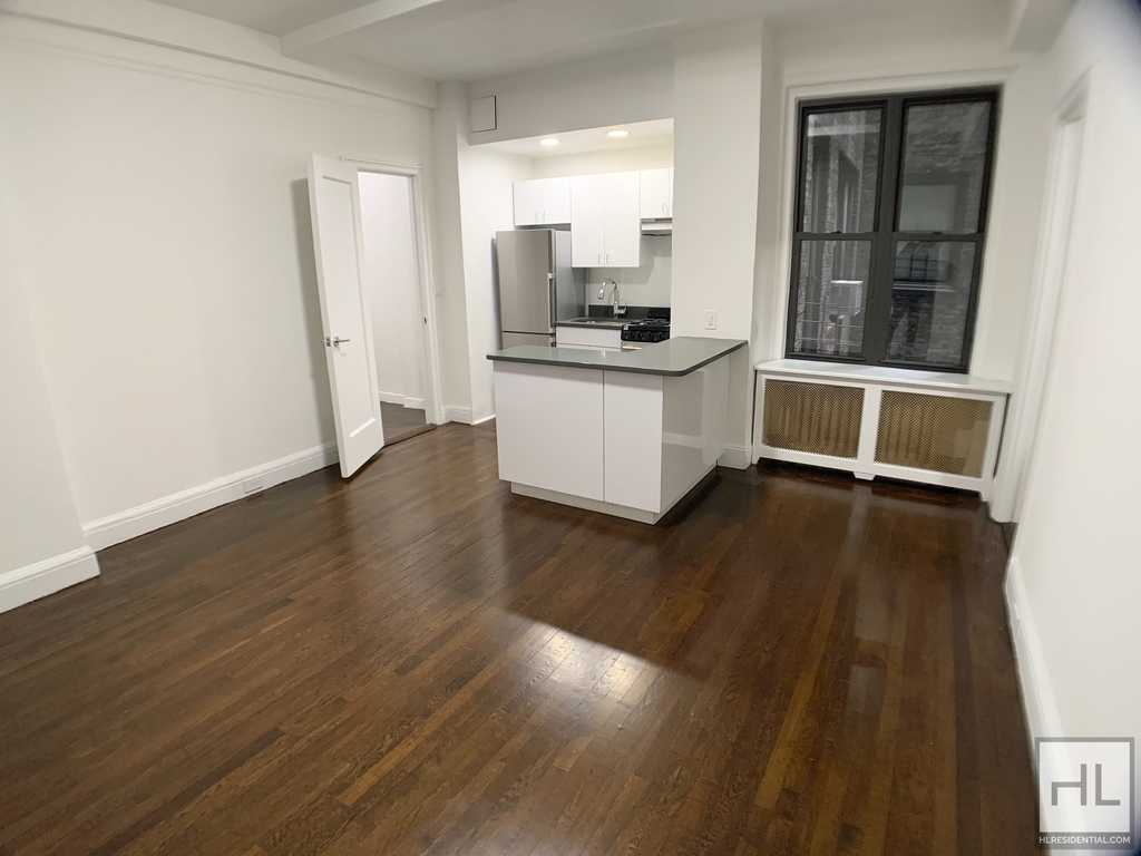 East 46 Street - Photo 2